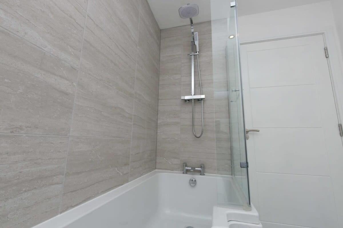 Stunning 2 Bedroom In *